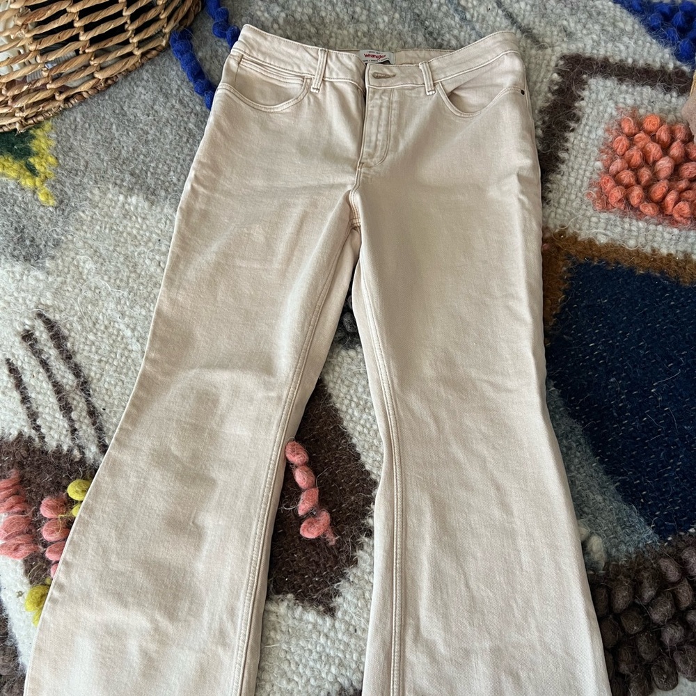 Wrangler high rise, fierce flair cream